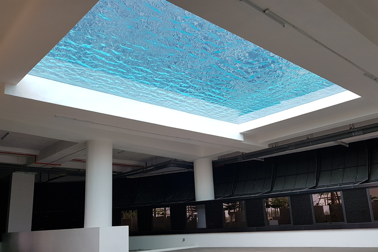 你們亞克力泳池用的板材是進(jìn)口的嗎？