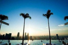 位于198米高頂樓的泳池，刺激游客的心跳