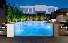 無邊透明泳池建設(shè)的注意事項(xiàng)