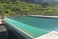 亞克力抗碎裂性能較好，是游泳理想材料