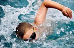 冬季游泳，一種新的健身方式