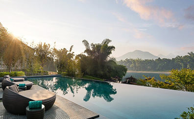 江水相陪，夕陽(yáng)相伴——無(wú)邊游泳池