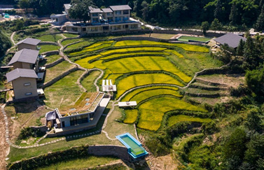 且聽風(fēng)吟，靜待花開——民宿亞克力無邊游泳池